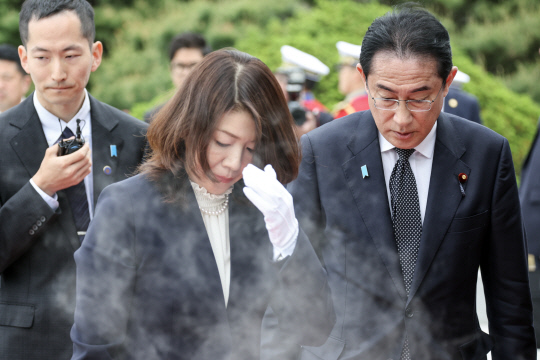 1박 2일간의 일정으로 방한한 기시다 후미오(오른쪽) 일본 총리와 기시다 유코 여사가 7일 서울 동작구 국립서울현충원을 방문, 현충탑을 참배한 뒤 현충문으로 향하고 있다. 기시다 총리 양복 옷깃에 푸른 리본 배지가 부착돼 있다. 연합뉴스